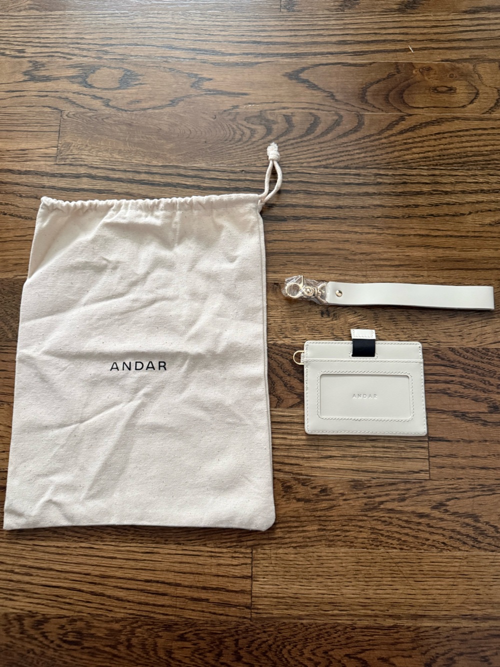 Andar White Leather Wrist Strap Card Holder